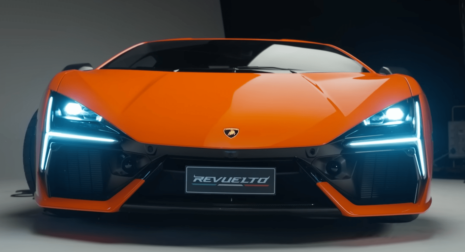 Вид спереди Lamborghini Revuelto