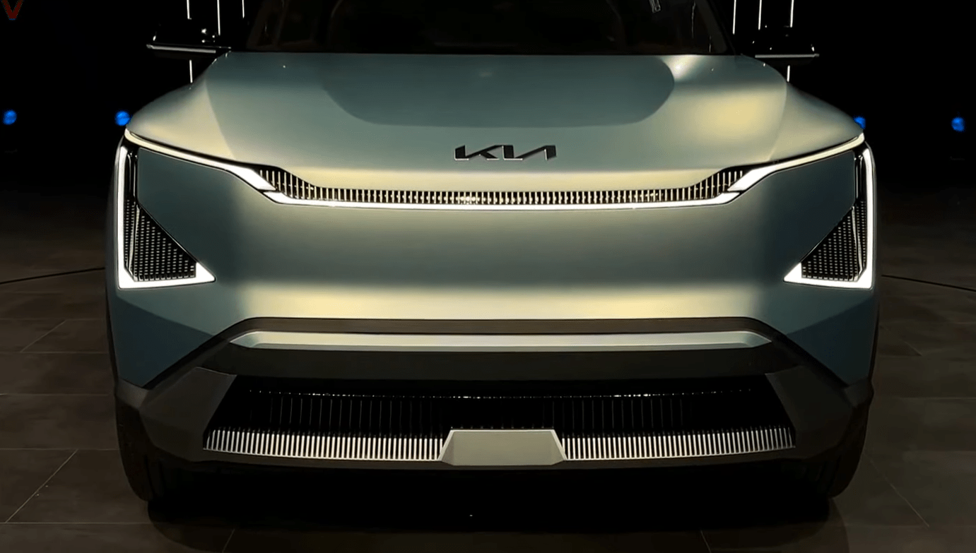 Вид спереди Kia EV5